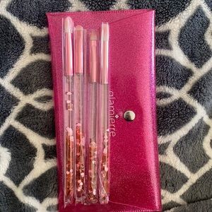 Brand New Brushes with pouch. Never used.